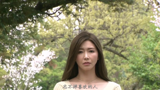 忧郁 · 站立 · 面部特写 · 凝视 · 针织衫 · 户外公园