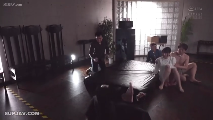 工作室 · 被动 · 床垫 · 轮奸 · 男性赤裸上半身或穿着深色衣服