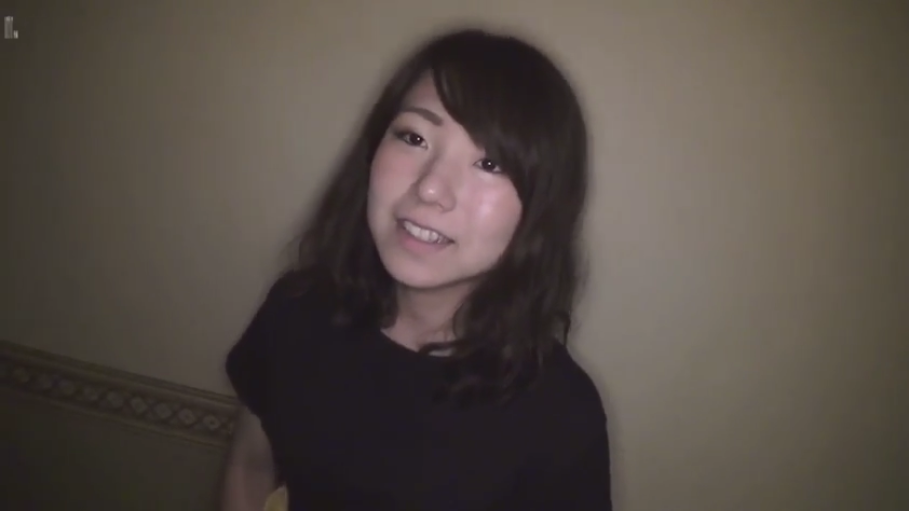 脸部 · 站立 · 微笑 · 对视 · 房间 · 亚洲人 · 黑色T恤