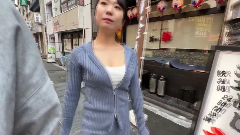 注视 · 城市街道 · 蓝色针织连帽外套 · 人物半身特写