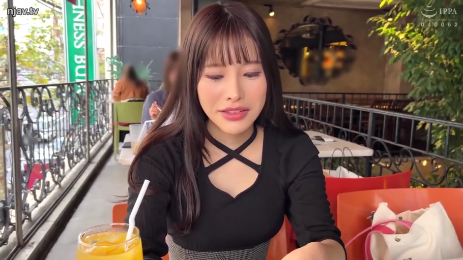 坐姿 · 忧郁 · 半身特写 · 长发 · 用餐 · 黑色交叉领上衣 · 橙汁 · 露天咖啡厅