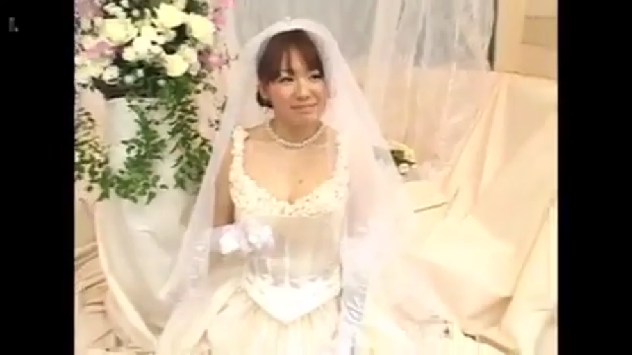 温柔 · 婚礼现场 · 婚纱 · 白色抹胸婚纱 · 人物半身像 · 背景有鲜花装饰