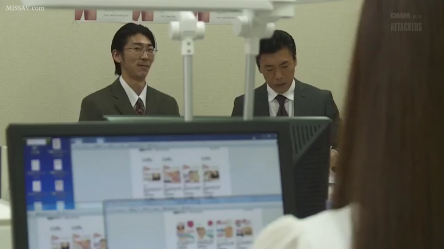 西装 · 办公室 · 西装套装 · 严肃专注 · 屏幕显示内容特写 · 电脑屏幕上的成人内容预览