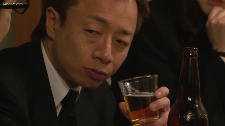 坐姿 · 脸部特写 · 西装 · 居酒屋 · 喝酒 · 中年男性 · 微醺 · 啤酒