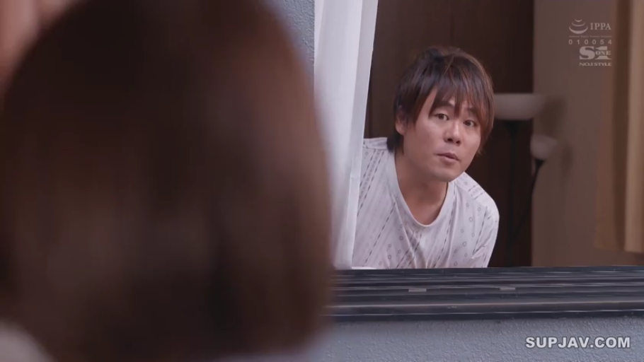 房间 · 偷窥的神情 · 白色短袖T恤 · 男人面部特写 · 门帘