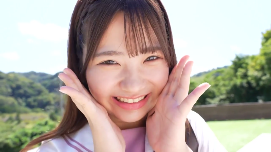 脸部特写 · 水手服 · 室外 · 甜美笑容 · 清纯风
