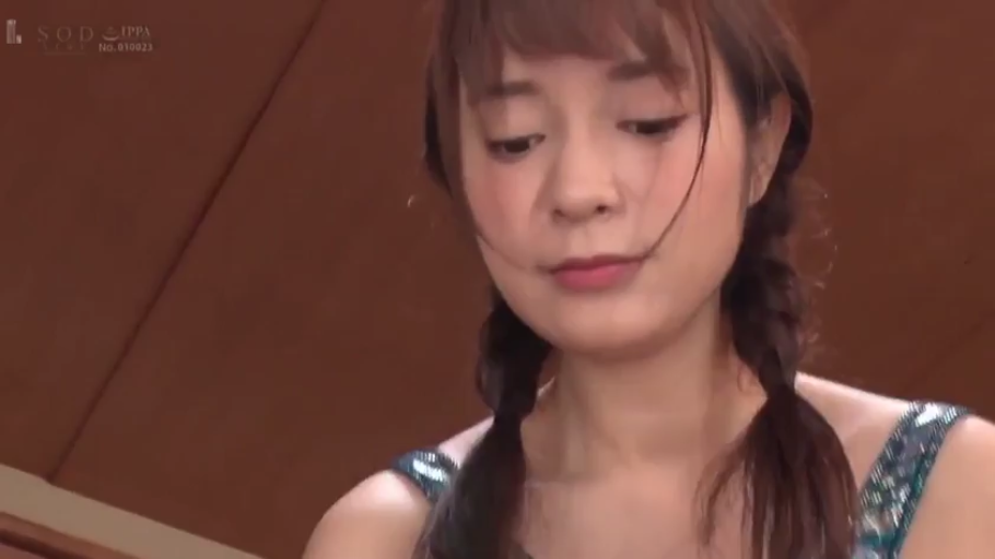 室内 · 低头 · 脸部特写 · 平静 · 俯视 · 麻花辫 · 亮片吊带裙