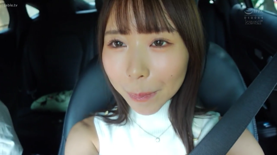 坐姿 · 脸部特写 · 微笑 · 车内 · 注视镜头 · 安全带 · 白色无袖高领