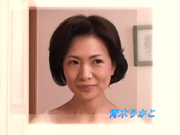 室内 · 脸部特写 · 微笑 · 白色上衣 · 注视镜头 · 熟女 · 正面