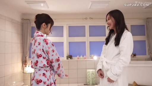 交谈 · 浴室 · 站立 · 全景 · 微笑 · 浴袍