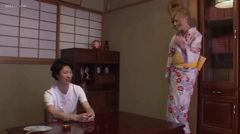 交谈 · 站立 · 和室 · 微笑 · 远景 · 浴衣 · 男女 · 矮桌