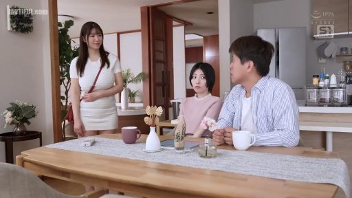 站姿 · 微笑 · 客厅 · 远景 · 聊天 · 熟女 · 水杯 · 紧身短裙