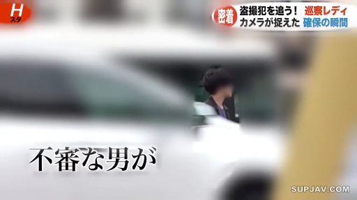 电视水印 · 街道 · 深色外套 · 男子背影 · 模糊处理