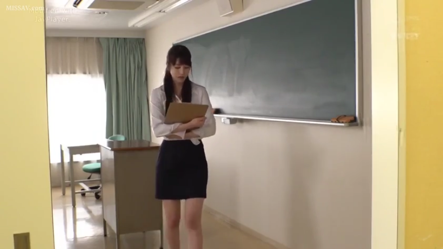 全身 · 教室 · 站立 · 职业装