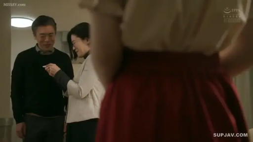 微笑 · 衣物 · 室内客厅 · 中景镜头 · 前景女性红色半身裙
