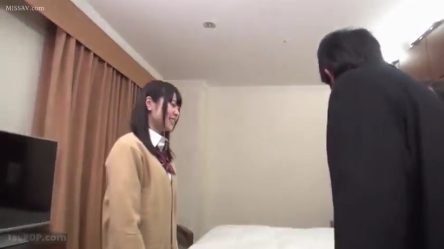 微笑 · 卡其色针织开衫 · 酒店