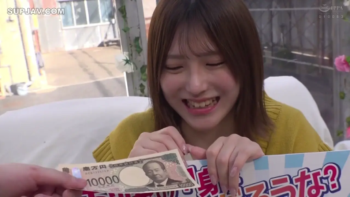 室内 · 双手接钱特写 · 贪婪 · 黄色针织毛衣 · 手上做了美甲 · 宣传标语纸板