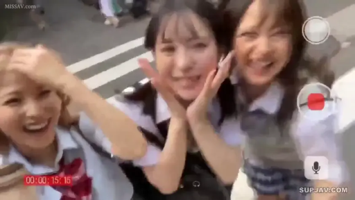 格纹领带 · 人行横道 · 开心大笑 · 校服领带 · 自拍镜头界面 · 三人头部特写