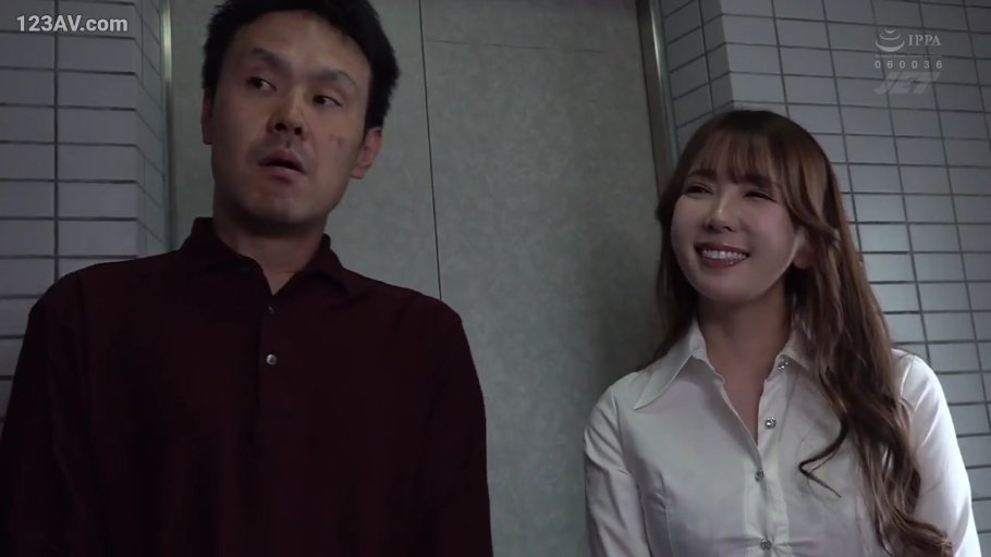 深红色衬衫 · 电梯 · 两人上半身特写 · 女人微笑看着对方