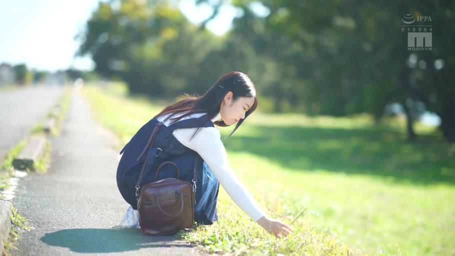 蹲姿 · 中景 · 皮包 · 背带裙 · 清纯 · 户外 · 文静 · 采摘