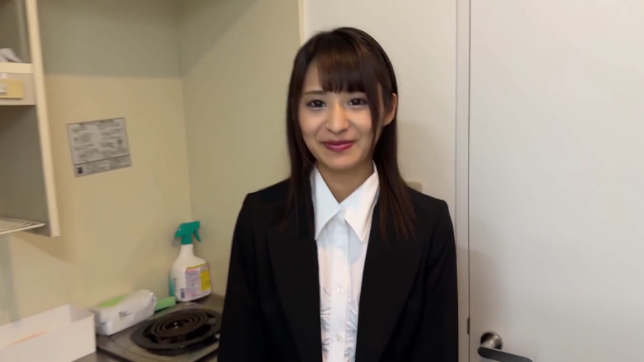 厨房 · 微笑 · 面部特写 · 喷雾瓶 · 黑色西装外套