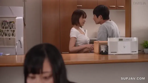 中景 · 自然 · 居家 · 对视 · 厨房 · 白色T恤 · 面对面 · 吧台