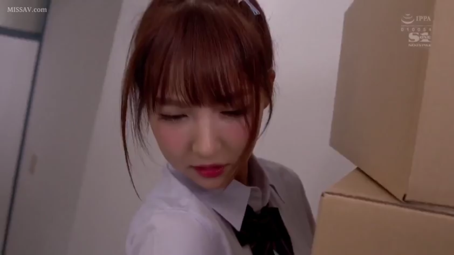 略显羞涩 · 侧颜特写 · 储藏室 · 纸箱 · 白色衬衫校服
