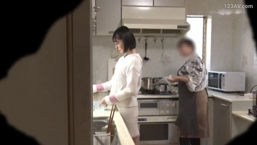 站立 · 全景 · 厨房 · 白色毛衣