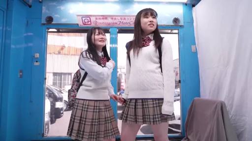 室内 · 全身 · 站立 · 微笑 · 背包 · 校园制服 · 对谈 · 亚洲