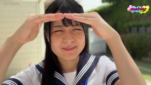脸部特写 · 眯眼 · 室外 · 水手服制服 · 阳光明媚