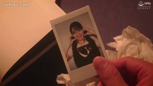 室内 · 学校制服 · 散落的纸巾 · 手纸 · 手势比心 · 照片上女学生的脸部特写