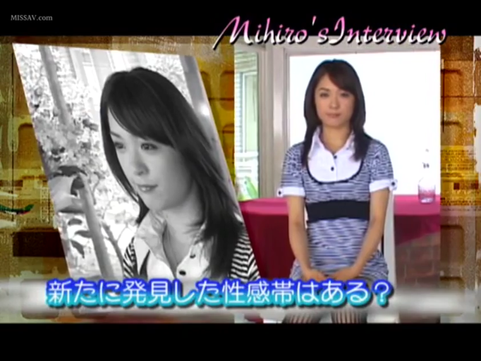 演播室 · 脸部特写 · 画中画特效 · 微笑 · 字幕条 · 黑色条纹连裤袜
