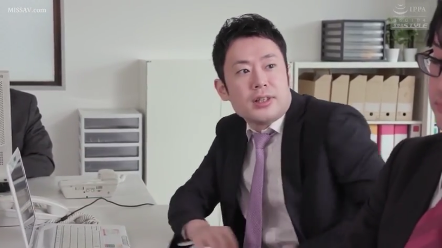 坐姿 · 专注 · 办公室 · 中景 · 西装 · 职场 · 说话 · 办公用品