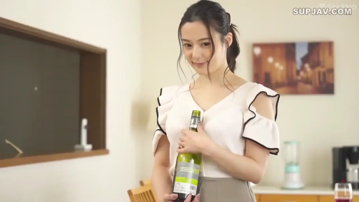 餐厅 · 温柔 · 顔のクローズアップ · 白色荷叶边短袖上衣 · 葡萄酒瓶