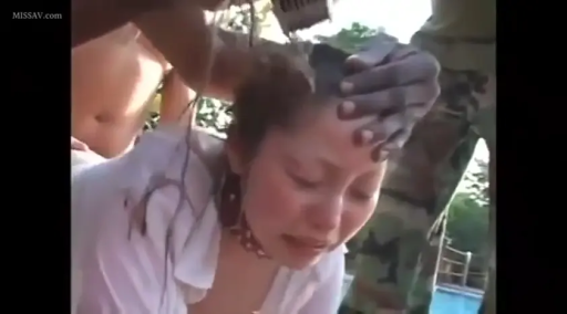 脸部特写 · 跪姿 · 白色衬衫 · 多人 · 户外 · 绳索 · 强迫行为 · 痛苦表情