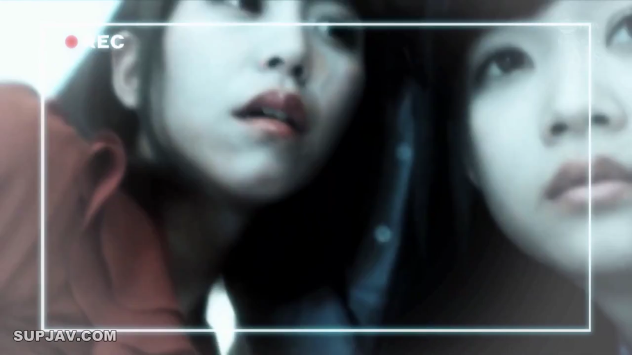 室内 · 脸部特写 · 红色上衣 · 靠在一起