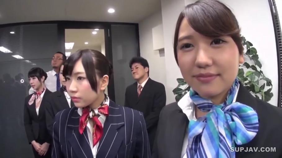 办公室 · 站立 · 平静 · 面部特写 · 制服 · 注视 · 多人 · 绿植