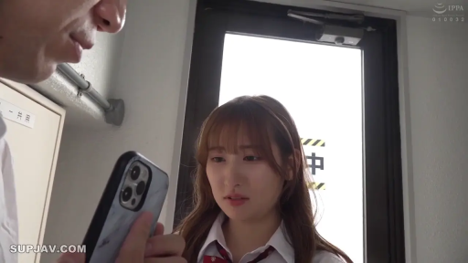 室内光线 · 学生制服 · 走廊 · 手机 · 迷茫 · 两人面部特写