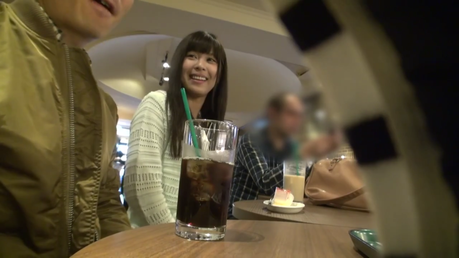 自然 · 白色针织衫 · 咖啡店 · 吸管 · 女子面部特写 · 背景有其他顾客