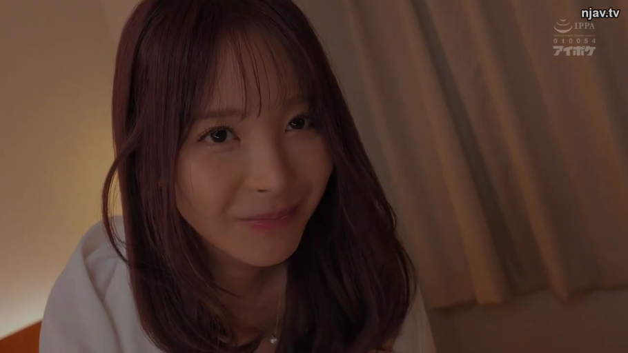 室内 · 脸部特写 · 白色上衣