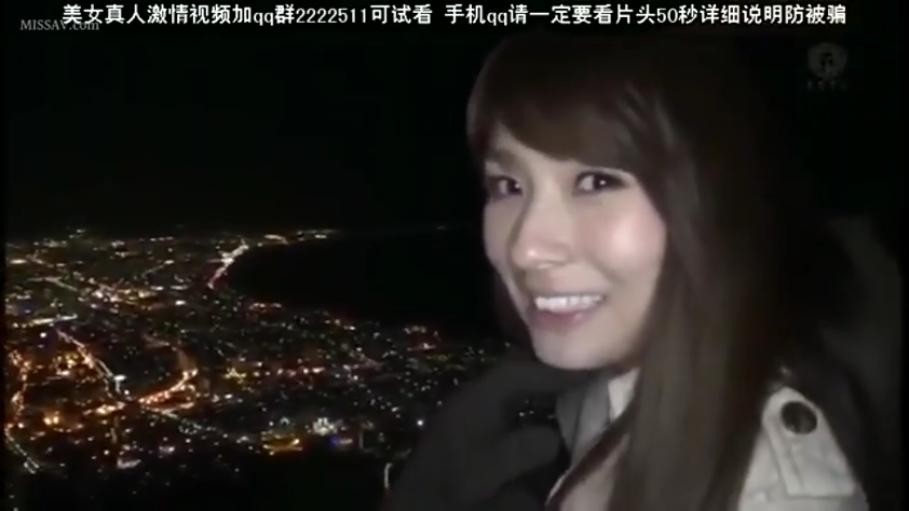 脸部特写 · 微笑 · 浅色外套 · 室外夜景 · 背景有城市夜景灯光