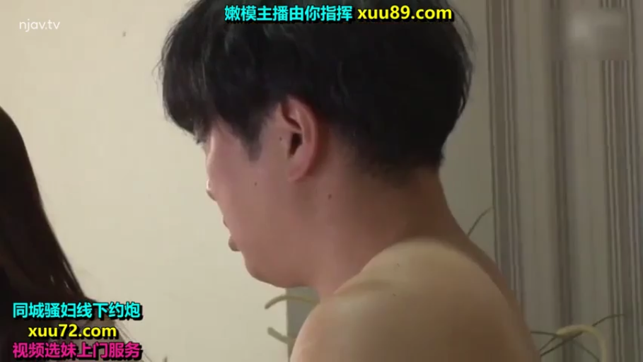 室内 · 专注 · 裸体 · 男子赤裸上身 · 画面带有广告水印