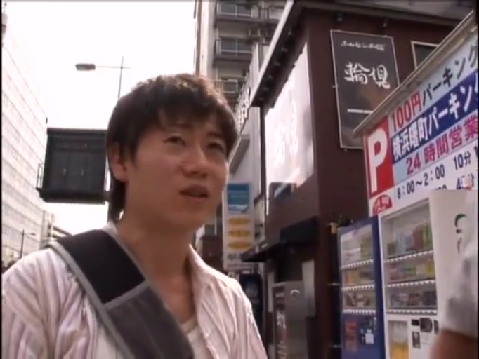 平静 · 背包 · 户外光线 · 条纹短袖衬衫 · 男子面部特写 · 日本街头
