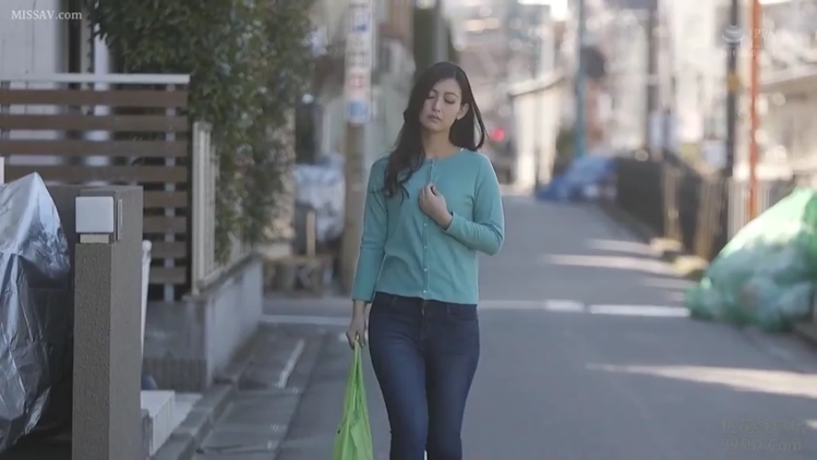 面部特写 · 居民区 · 购物袋 · 思索 · 绿色长袖开衫 · 日常装束