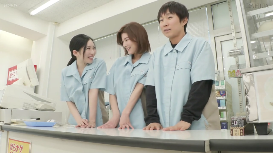 交流感 · 便利店 · 人物中景 · 制服 · 便利店工作服 · 浅蓝色便利店短袖制服