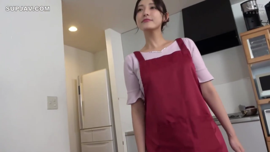 微笑 · 面部特写 · 家庭厨房 · 酒红色围裙 · 红色围裙