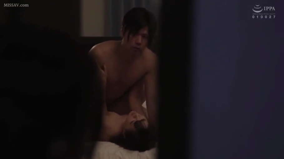 性交 · 全裸 · 卧室 · 床铺 · 中景 · 陶醉 · 昏暗 · 正常位