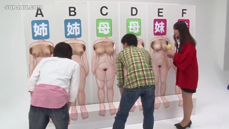 好奇 · 摄影棚 · 红外套 · 手持麦克风 · 阴部模型 · 身体部位展示
