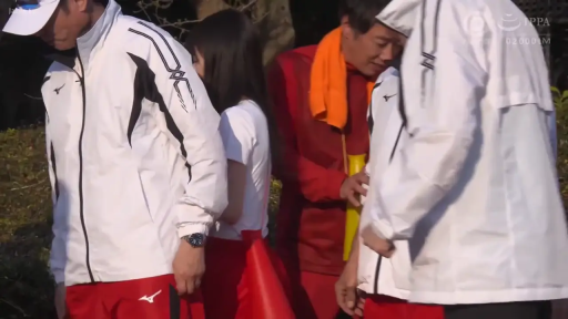 自然 · 操场 · 白色运动外套 · 阳光充足 · 运动喇叭 · 中景镜头