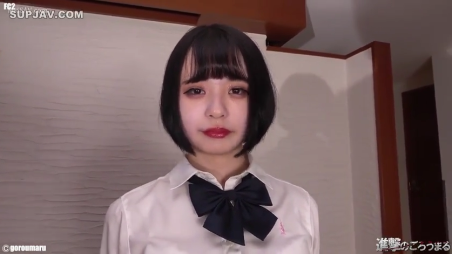 室内 · 面部特写 · 白色学生制服衬衫 · 眼神空洞